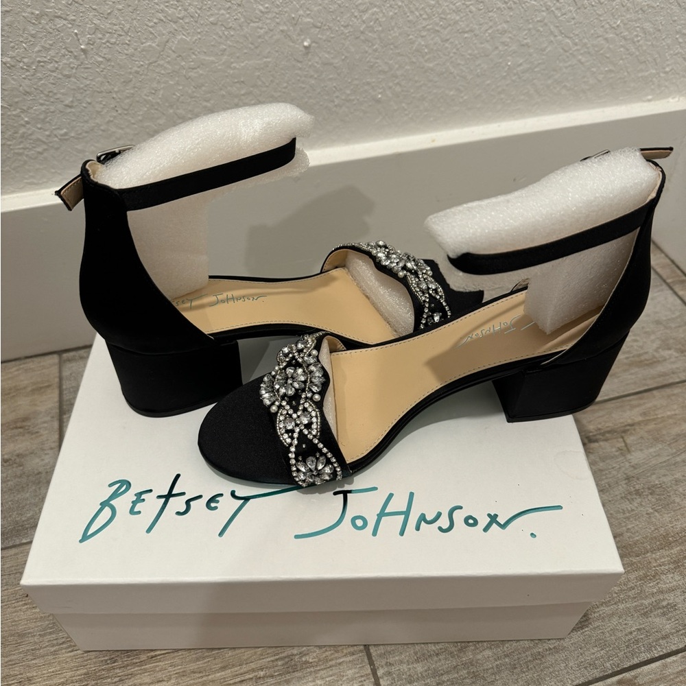 Betsy Johnson black size 8.5 SB-MEL Never been worn